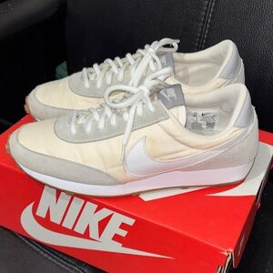 Nike Shoes Womens 8.5 Daybreak Running Sneakers Neutral Ivory Grey Low-Top